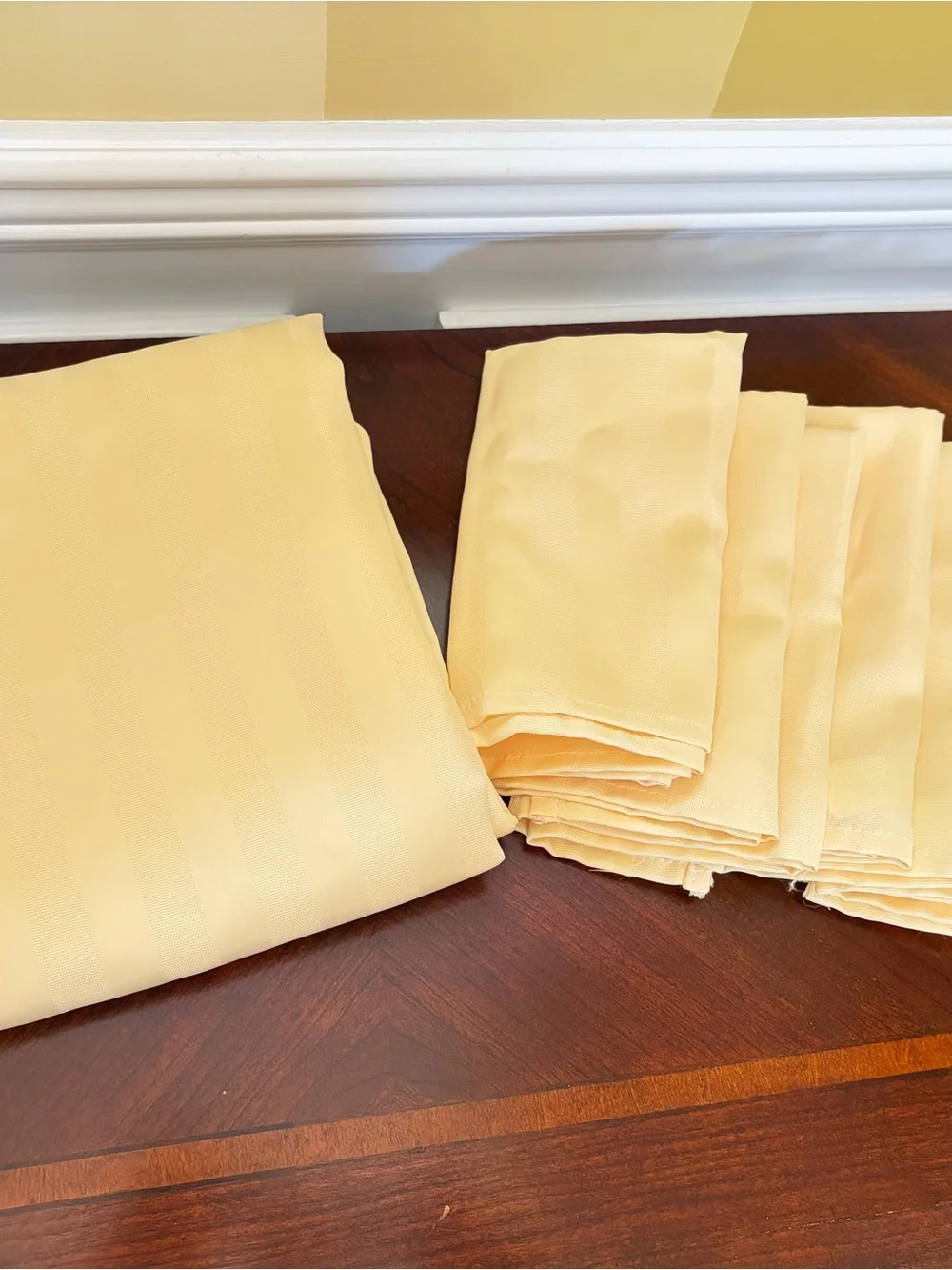 Soft Yellow Tablecloth and Napkin Set